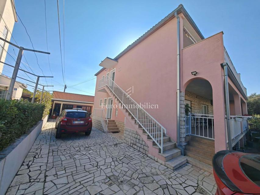 Hiša s 3 apartmaji 150 m od morja