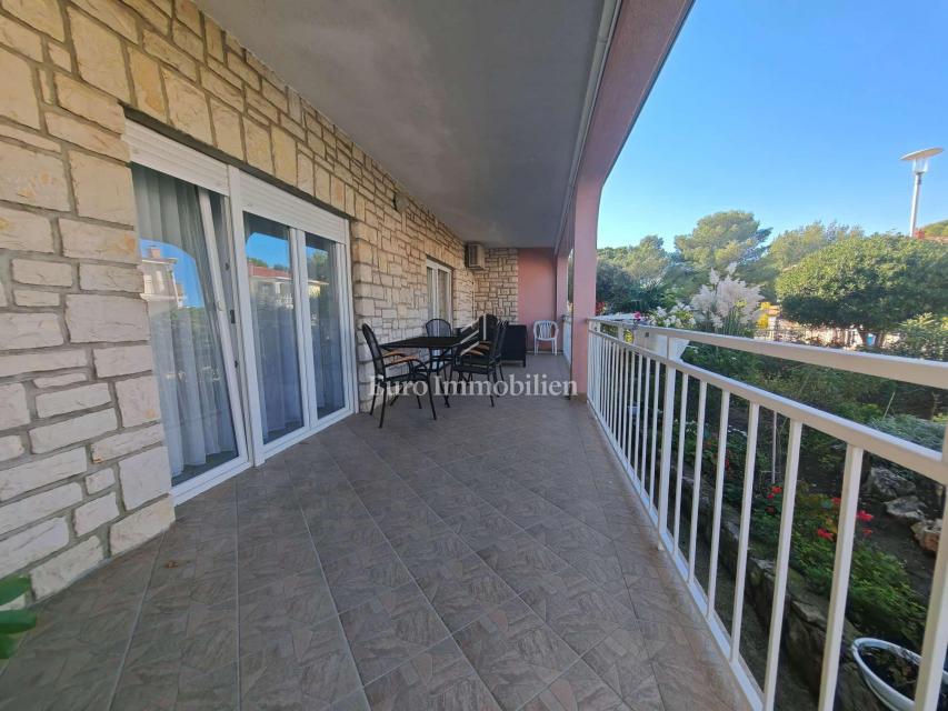 Hiša s 3 apartmaji 150 m od morja