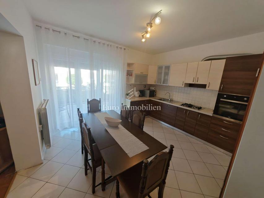 Hiša s 3 apartmaji 150 m od morja