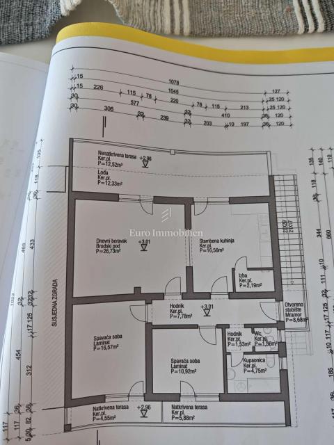 Hiša s 3 apartmaji 150 m od morja