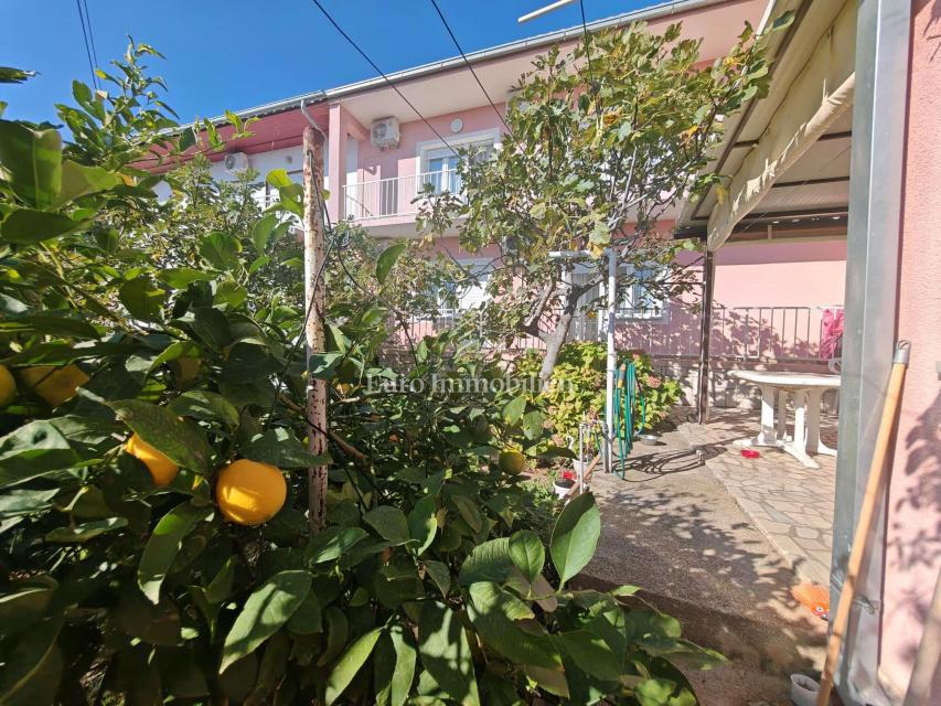 Hiša s 3 apartmaji 150 m od morja