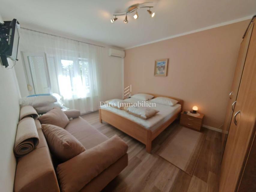 Hiša s 3 apartmaji 150 m od morja