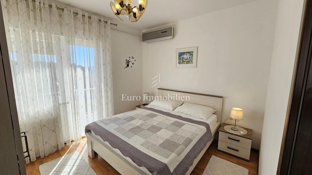 Hiša s 3 apartmaji 150 m od morja