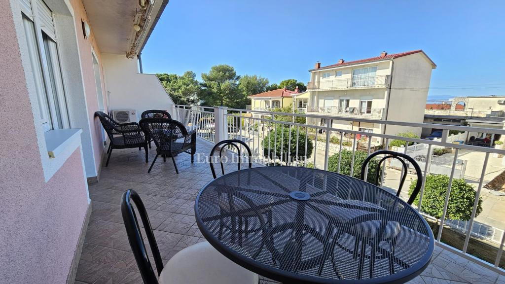 Hiša s 3 apartmaji 150 m od morja