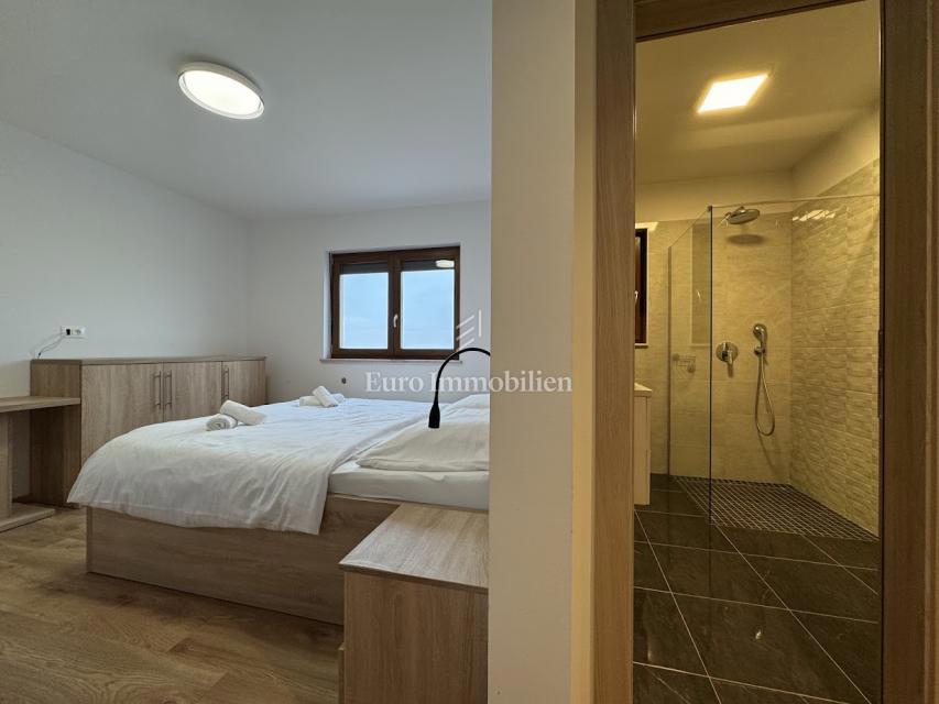 Moderna vila z bazenom in pogledom na morje