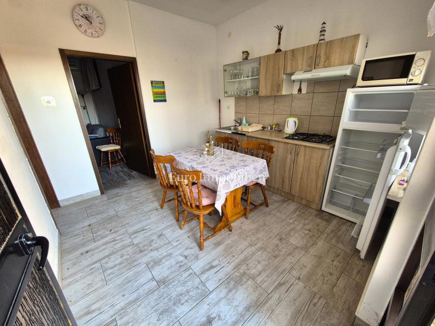 Pritličje blizu plaže v bližini Malinske