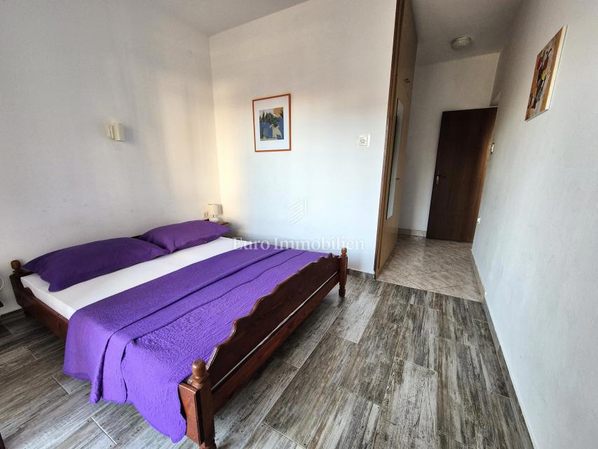 Pritličje blizu plaže v bližini Malinske