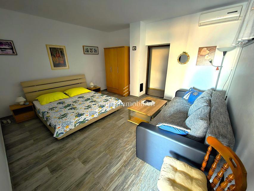 Pritličje blizu plaže v bližini Malinske