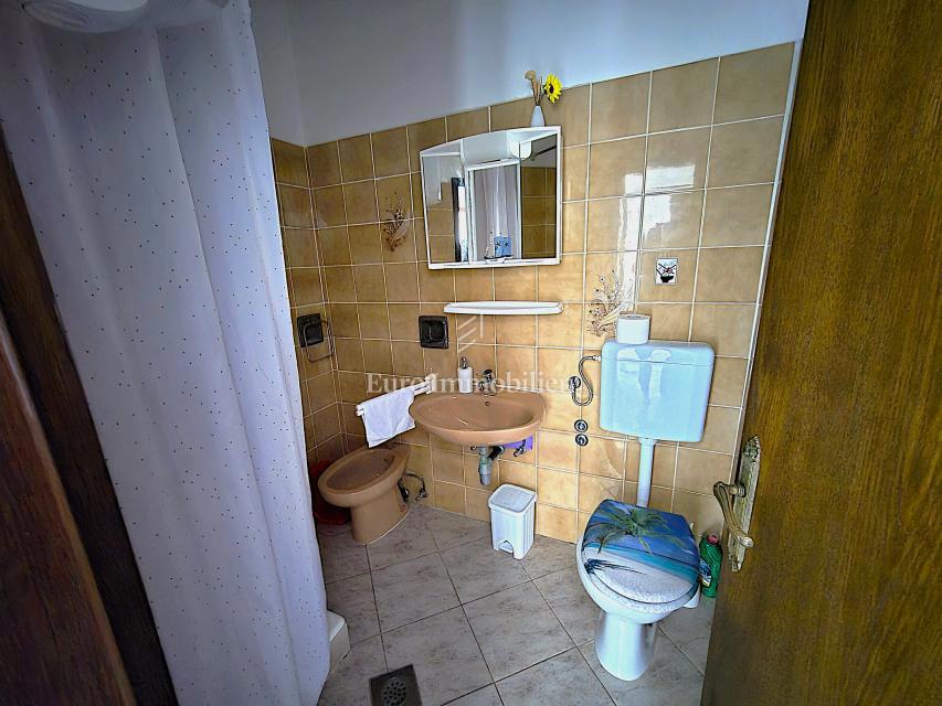 Pritličje blizu plaže v bližini Malinske