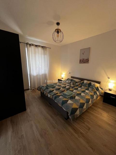 Hiša v bližini Malinske s petimi apartmaji