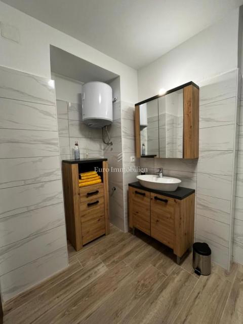 Hiša v bližini Malinske s petimi apartmaji