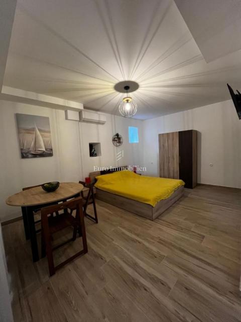 Hiša v bližini Malinske s petimi apartmaji