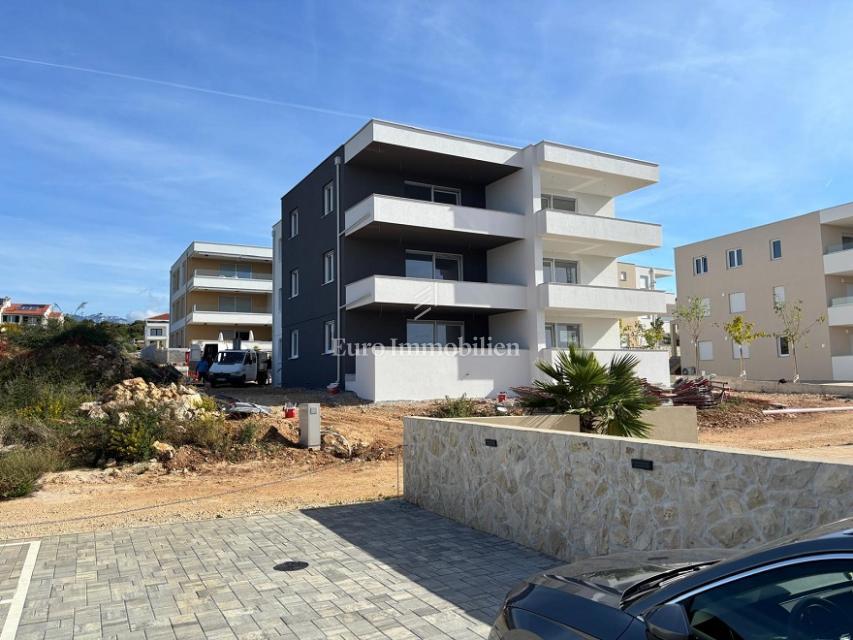 Novalja - apartma z veliko teraso, pogled na morje