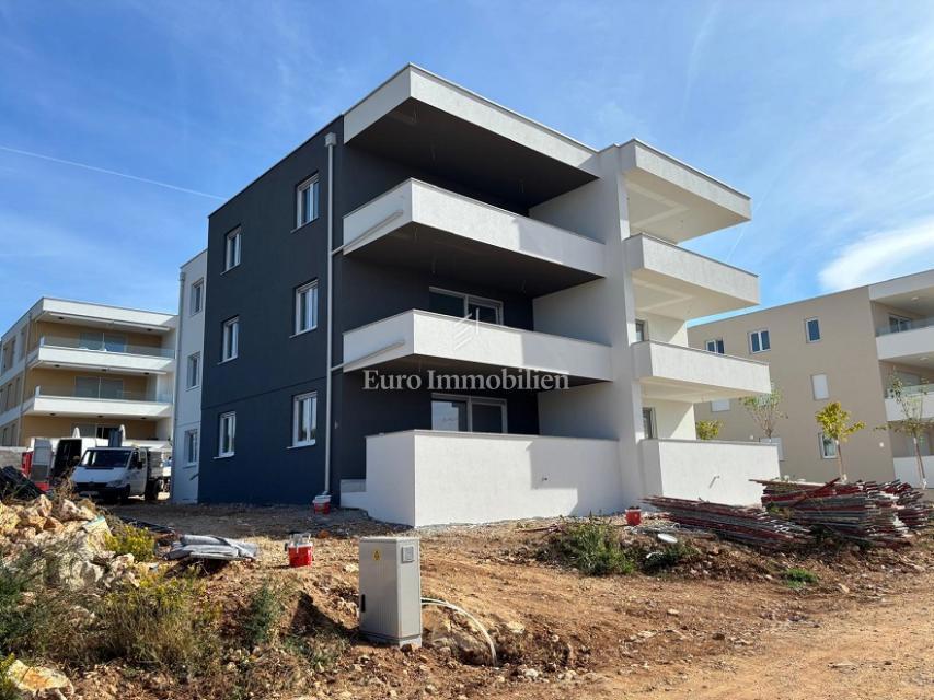 Novalja - apartma z veliko teraso, pogled na morje