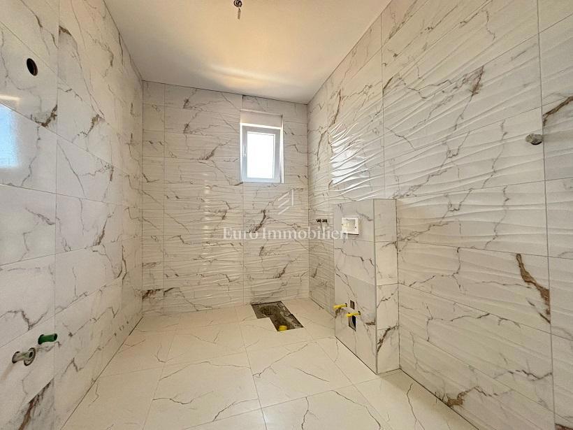 Novalja - apartma z veliko teraso, pogled na morje