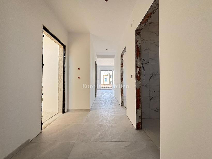 Novalja - apartma z veliko teraso, pogled na morje