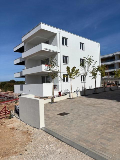 Novalja - apartma z veliko teraso, pogled na morje