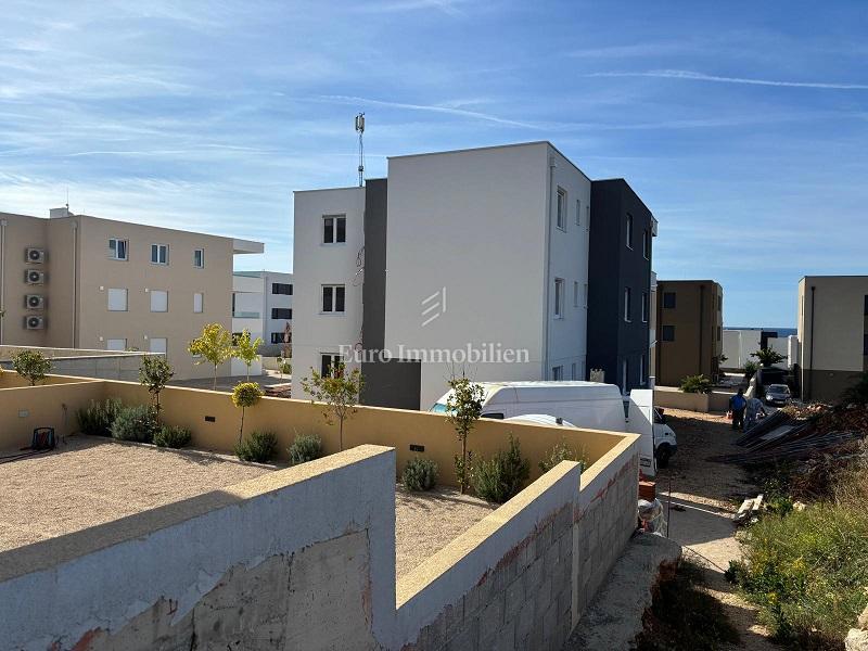 Novalja - apartma z veliko teraso, pogled na morje