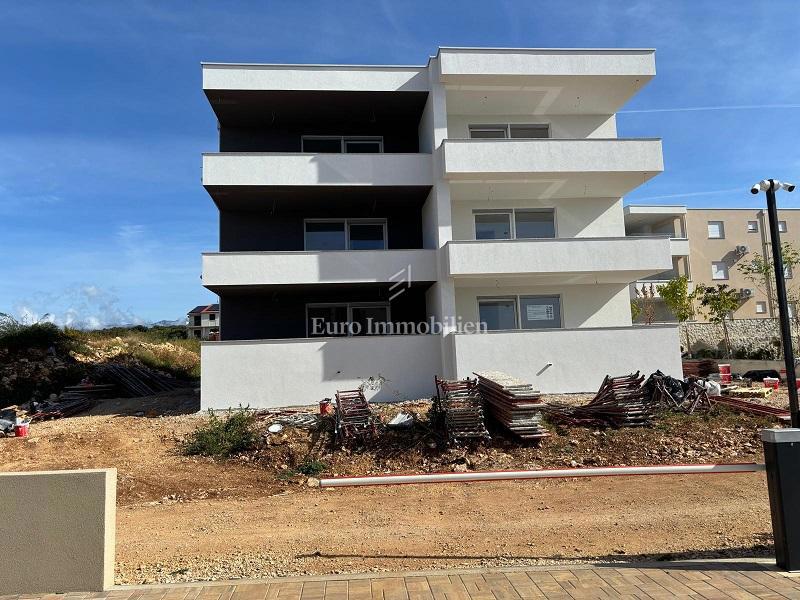 Novalja - apartma z veliko teraso, pogled na morje