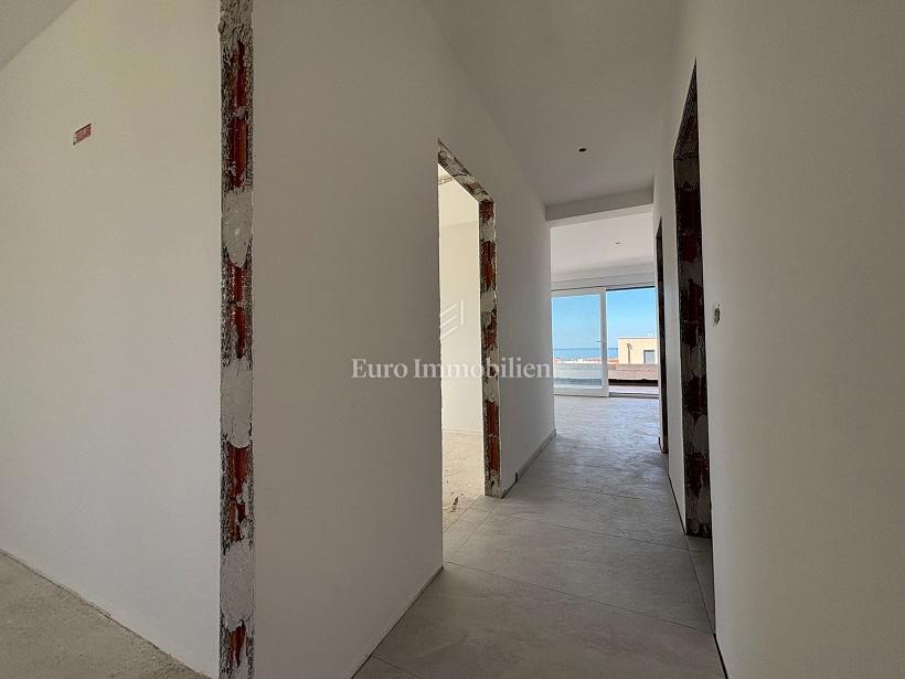 Novalja - apartma z veliko teraso, pogled na morje