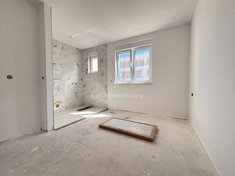 Novalja - apartma z veliko teraso, pogled na morje