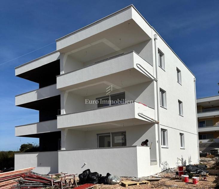 Novalja - apartma z veliko teraso, pogled na morje