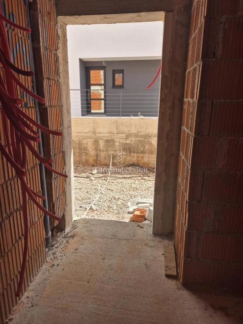 Novi apartma v pritličju z vrtom - Vodice
