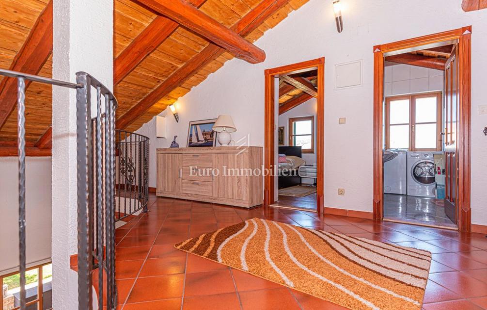 Vila z vrtom in bazenom