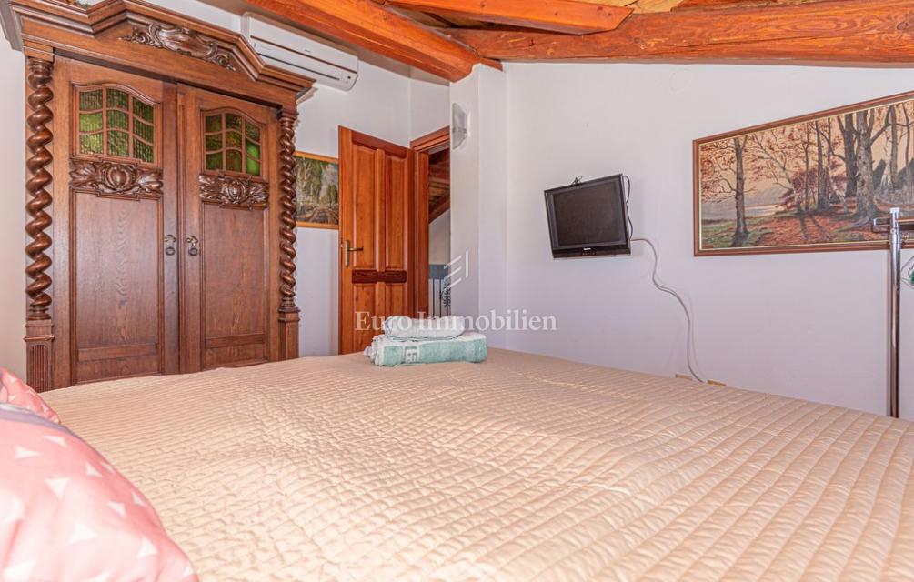 Vila z vrtom in bazenom