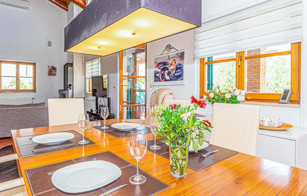 Vila z vrtom in bazenom