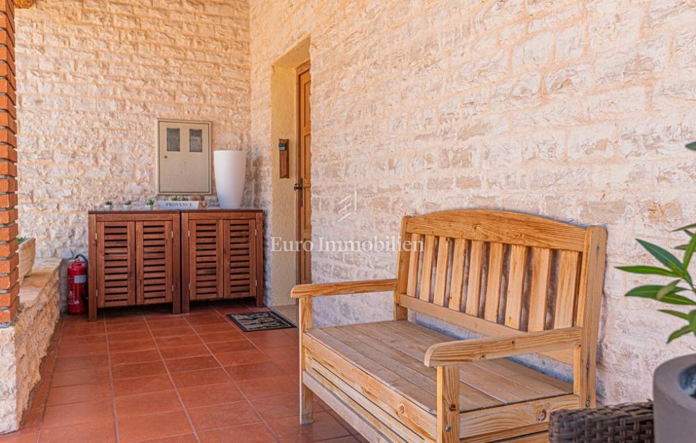 Vila z vrtom in bazenom