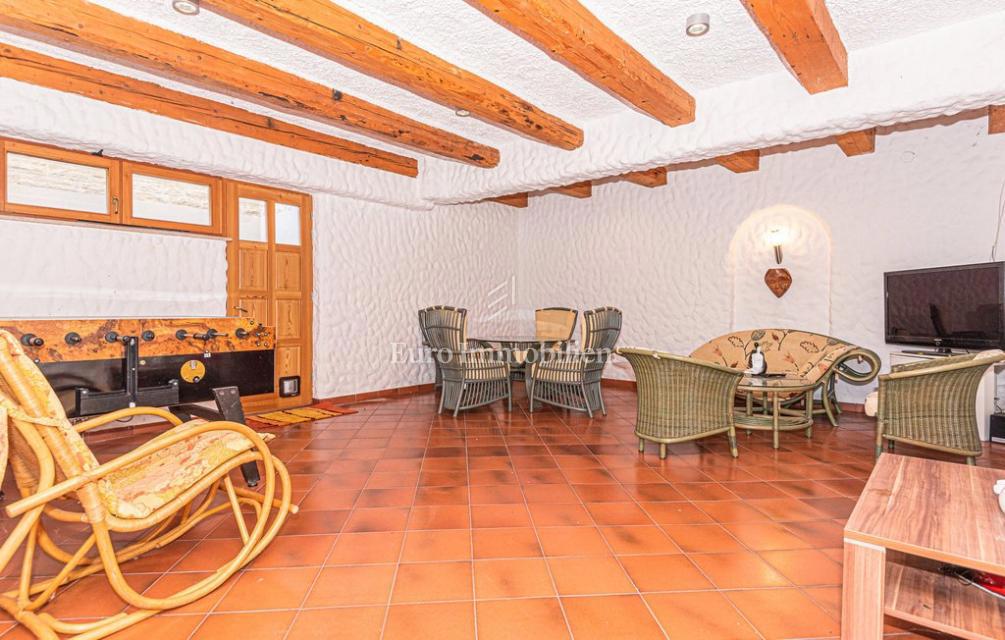 Vila z vrtom in bazenom