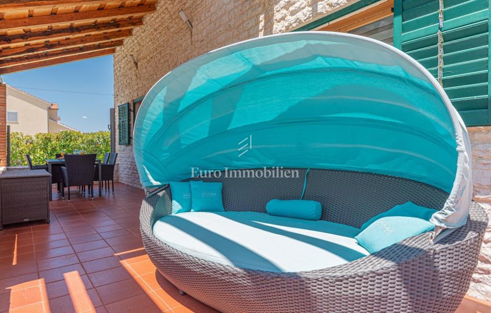 Vila z vrtom in bazenom