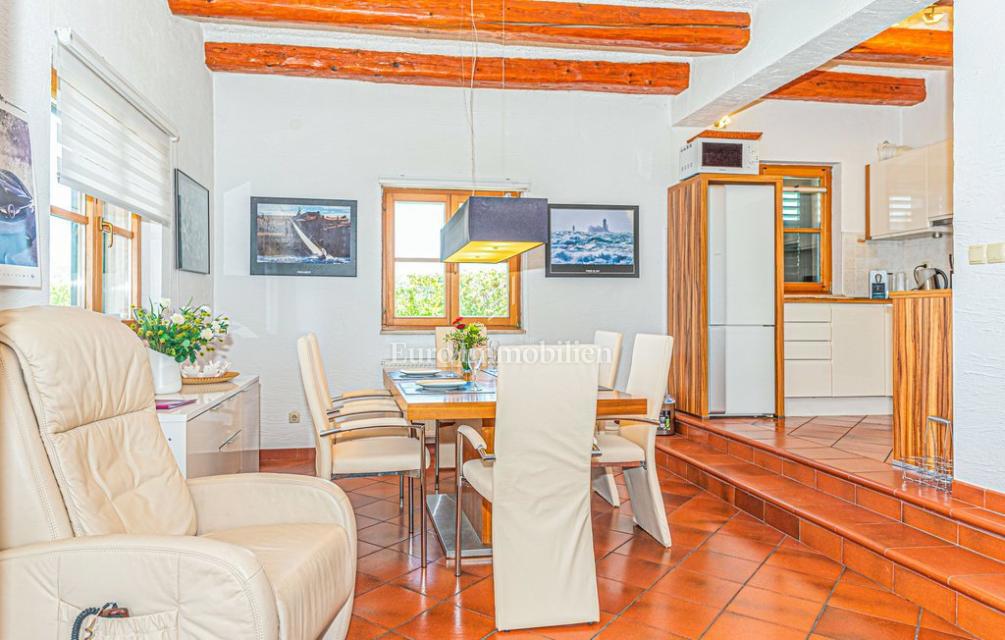 Vila z vrtom in bazenom
