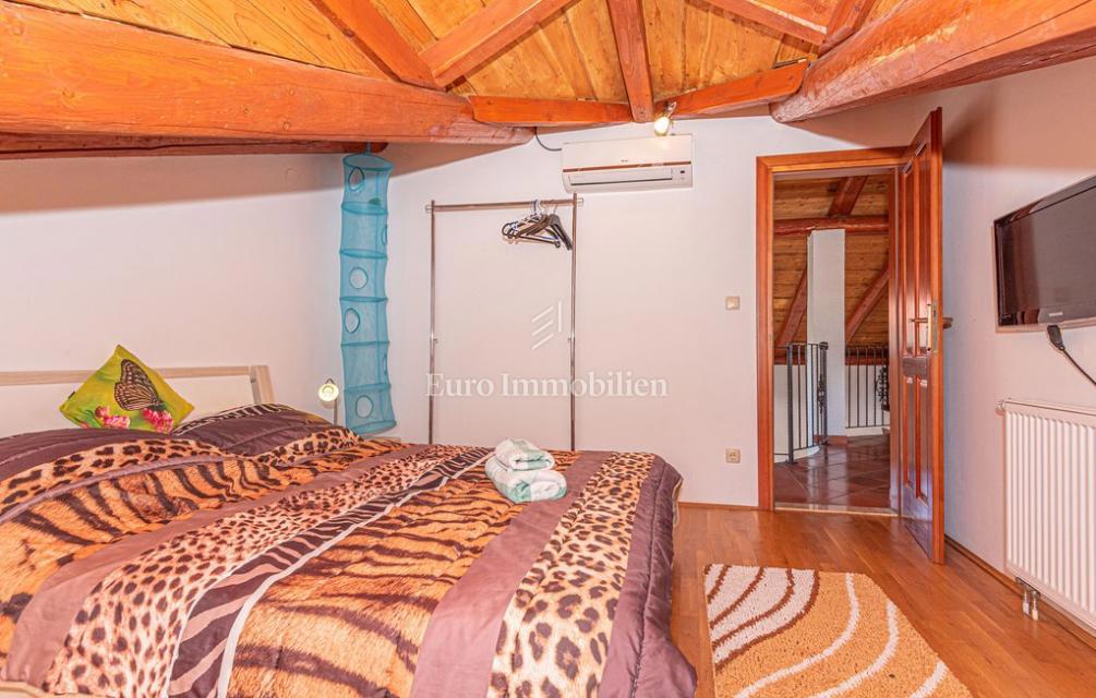 Vila z vrtom in bazenom