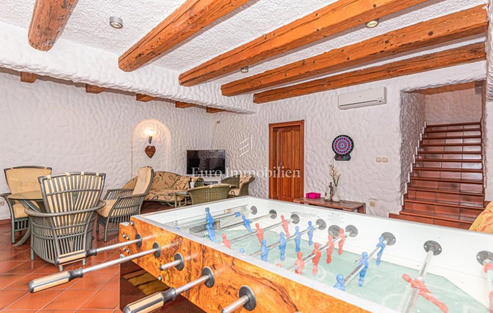 Vila z vrtom in bazenom