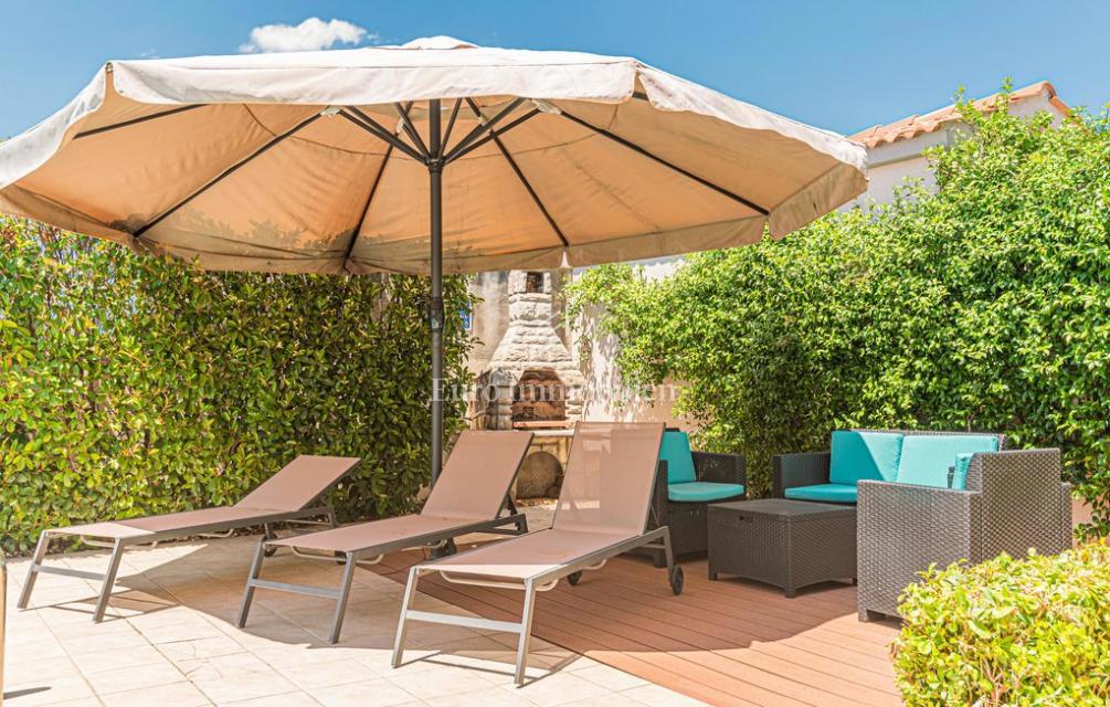 Vila z vrtom in bazenom