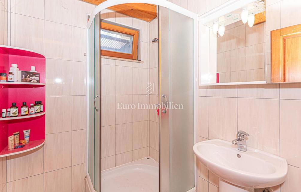 Vila z vrtom in bazenom