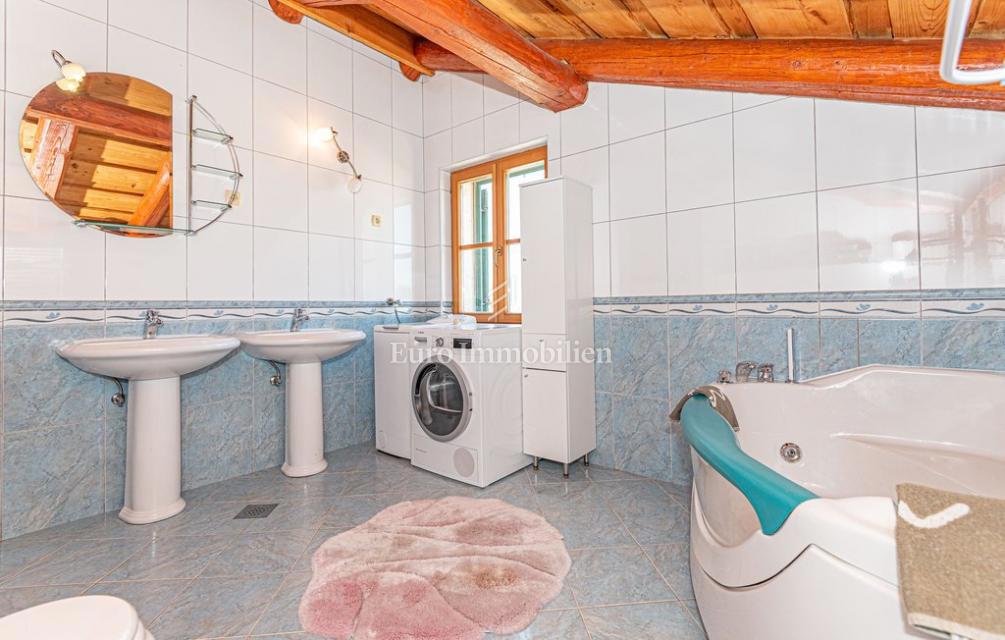 Vila z vrtom in bazenom