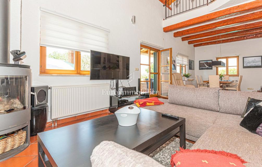 Vila z vrtom in bazenom