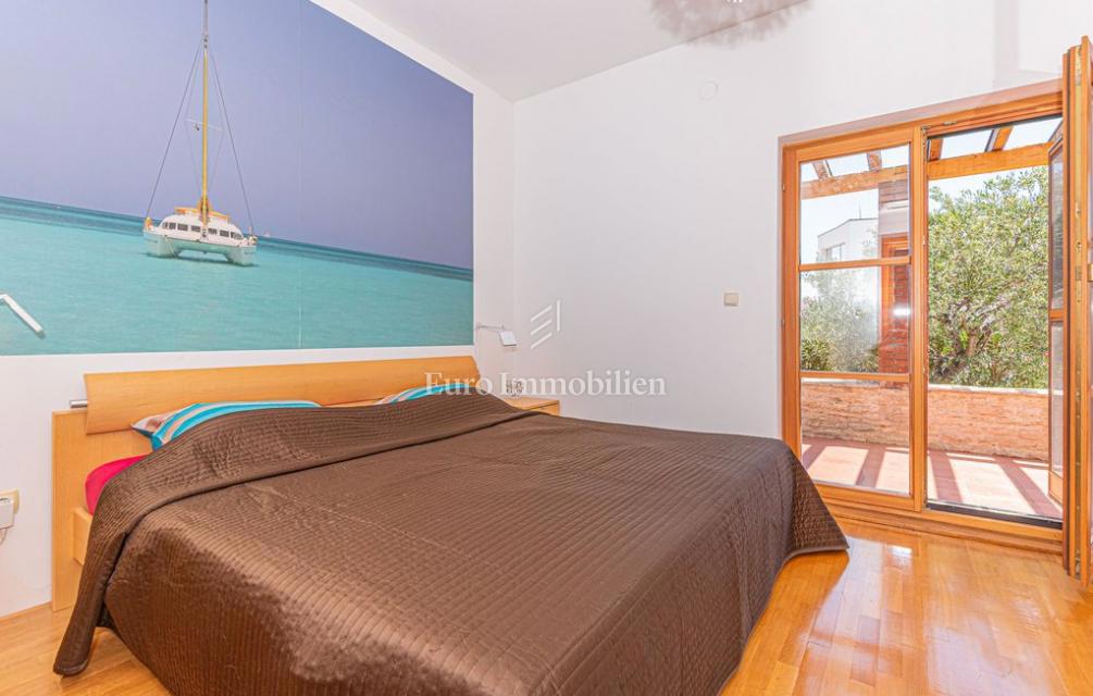 Vila z vrtom in bazenom