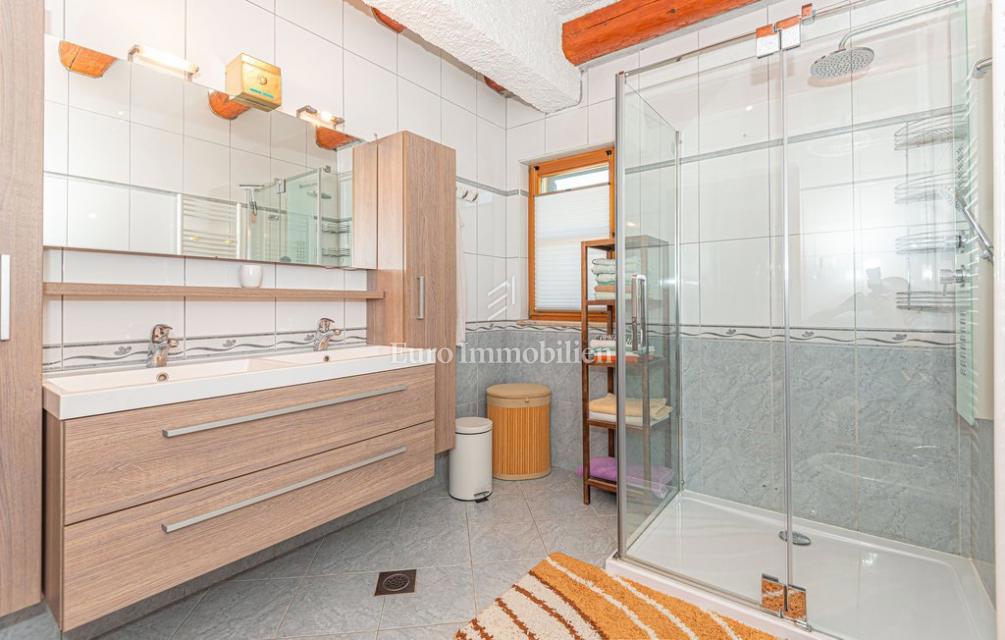 Vila z vrtom in bazenom