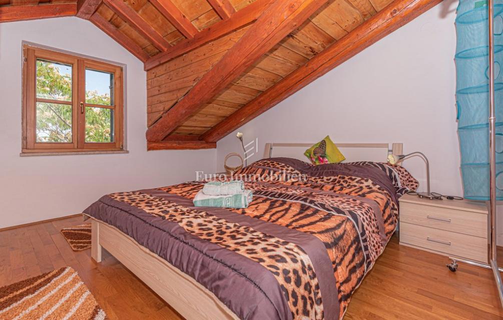 Vila z vrtom in bazenom