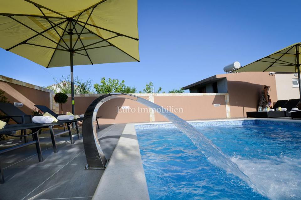 Privlaka - apartma z bazenom in velikim vrtom