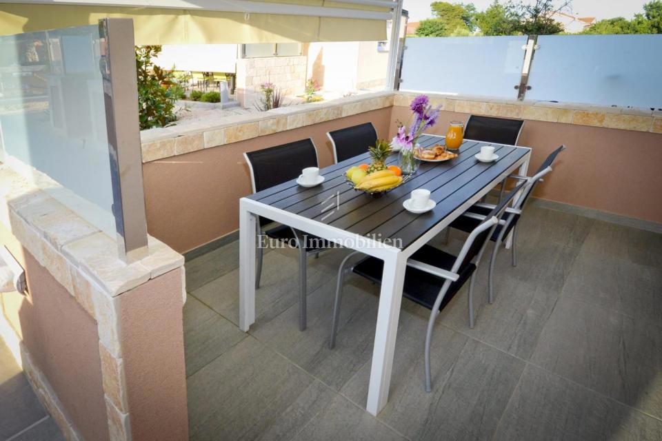 Privlaka - apartma z bazenom in velikim vrtom