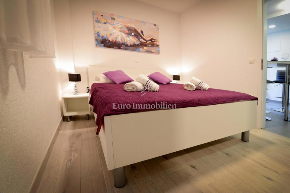 Privlaka - apartma z bazenom in velikim vrtom