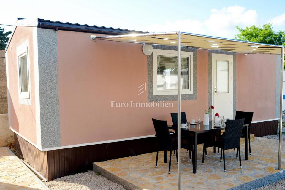 Privlaka - apartma z bazenom in velikim vrtom