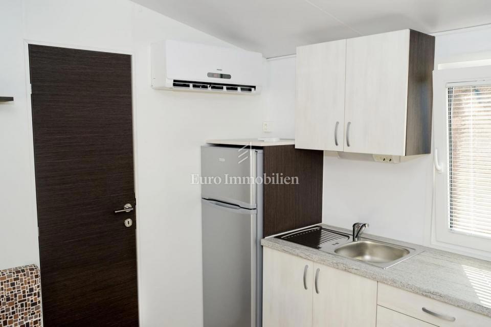 Privlaka - apartma z bazenom in velikim vrtom