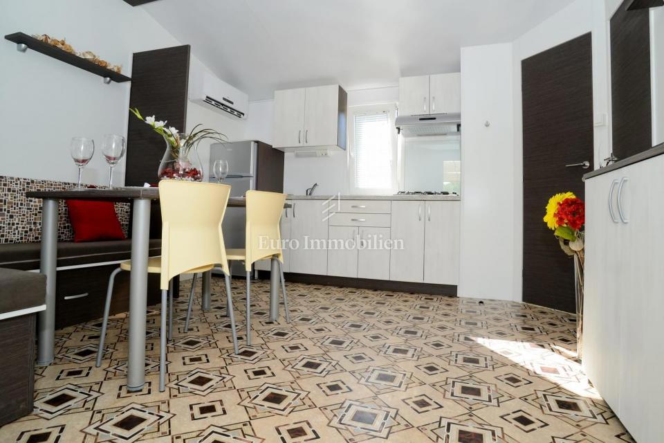 Privlaka - apartma z bazenom in velikim vrtom
