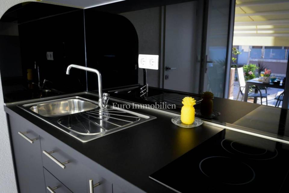 Privlaka - apartma z bazenom in velikim vrtom